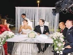 Havuz başında güzel bir düğün