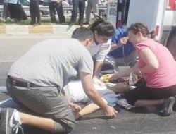 Otobüsten indiği sırada otomobil çarptı