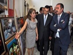 Neşter tutan eller bu kez fırça salladı