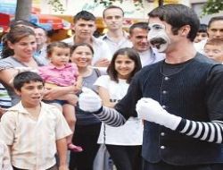 Yüksel Caddesi'nde pandomim