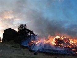 Kızgın Damat Ayrıldığı Eşinin Köyünü Yaktı