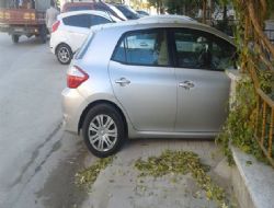 Kaldırıma dört teker çileyi yaya çeker