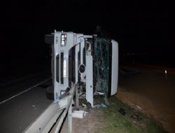 TIR devrildi, 25 ton arpa yola saçıldı