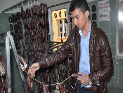 Köfte ihbarından küflü sucuk çıktı