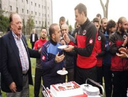 Mehmet Özdilek'e sürpriz kutlama