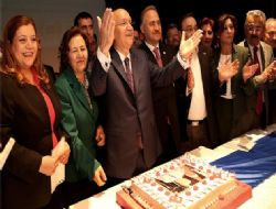 Mazbata sonrası pastalı kutlama