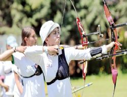 Genç okçulardan tam isabet