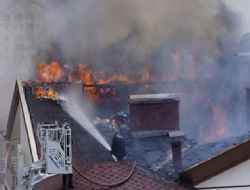 Ankara'da korkutan yangın, çatı katı alevlere teslim oldu