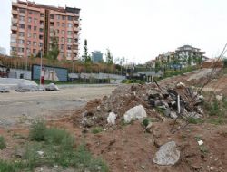 Okul arazisi atıkla doldu