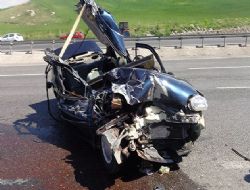 Duramadı TIR'a çarptı