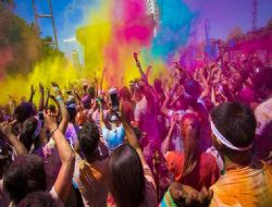 Gri Ankara'da rengarenk koşu