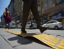 Sarı şeritler yaprak gibi dökülüyor