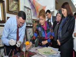 Fırçayı aldı ebru yaptı