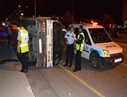 Refüje çarptı yan yattı