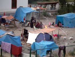 Roma Tiyatrosu'na 'mülteci' çadırı