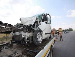 Buğday yüklü traktöre kamyonet çarptı