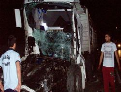 Buğday yüklü kamyona çarptı