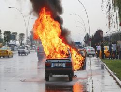 Seyir halindeki LPG'li otomobil yandı
