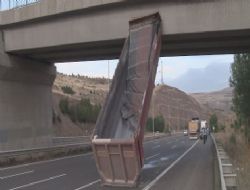 Seyir halindeki TIR'ın damperi açıldı