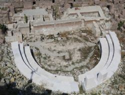 Roma Tiyatrosu'nda evsizlerin antik yaşamı