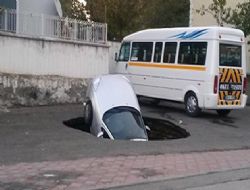 Sincan göçüğü arabayı yuttu