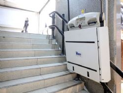 Engelliye Türk işi asansör