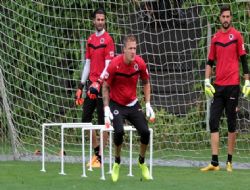 Gençler'de taşlar oynuyor