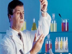 İnceleyen araştıran laboratuvar