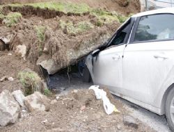 İstinat duvarı çöktü araçlar hurdaya döndü