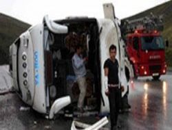 Yolcu otobüsü devrildi