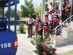 Jandarma evlerinden çıkardı