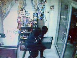 2 marketten 7 bin 500 TL çaldılar