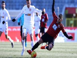 Gençler gaza bastı