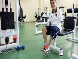 Ayaklarıyla form tutuyor