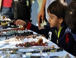 Sokak çocukları için sokakta kermes