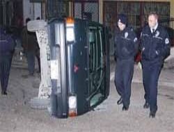 Minibüs devrildi 3 kişi yaralandı