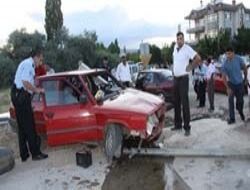 Önce otomobile sonra direğe