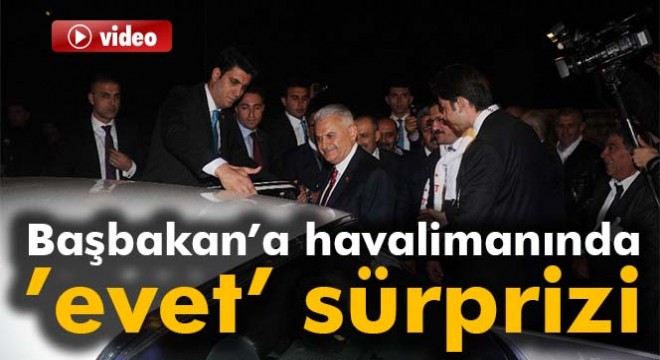 Başbakan'a havalimanında 'Evet' sürprizi