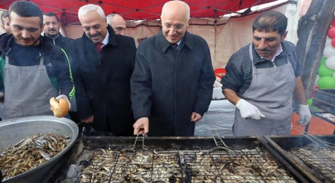 Başkan Yaşar'dan ekmek arası hamsi