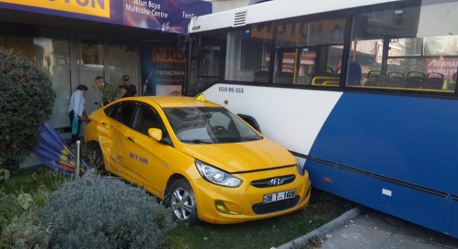 Belediye otobüsü 4 araca çarptı