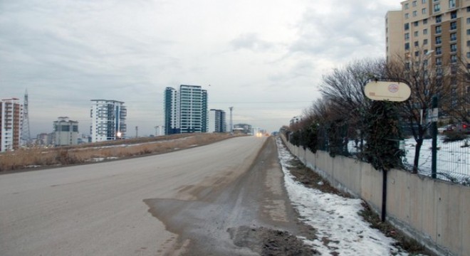 Cadde karanlık yaya ‘yol'suz