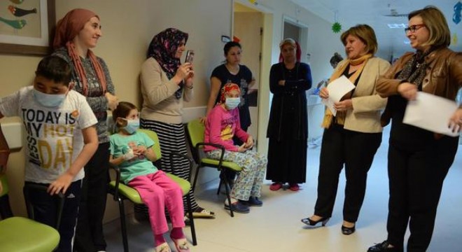 Dans ve şarkılar eşliğinde kutlama