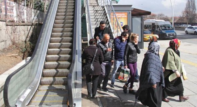 Dar merdivenleri sırayla kullanıyorlar