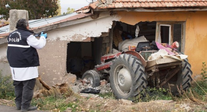 Duvarı devirip kabinde sıkıştı