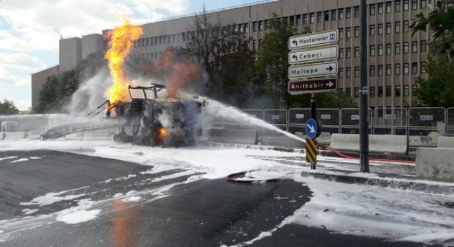 Gaz patladı iş makinesi alev aldı