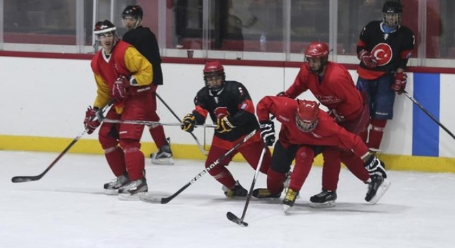 Gençler buzu ısıttı