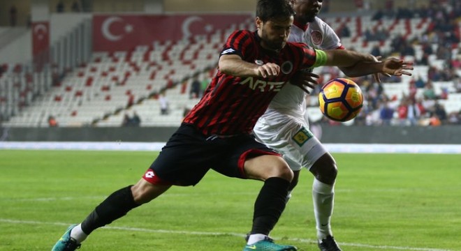 Gençler hücumda tıkandı