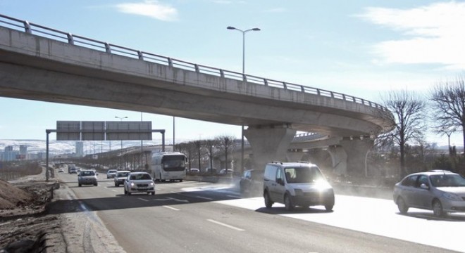 Gidersiz üst geçitten kar suyu yola aktı