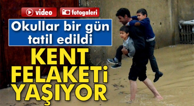 Hakkari'de sağanak yağış hayatı felç etti