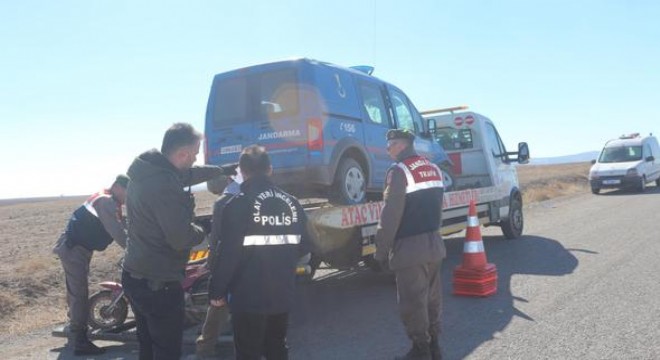 Jandarma aracı üzerine devrildi